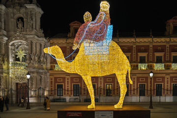 Historischer Palacio de San Telmo in barocker Architektur an Weihnachten, Heilige drei Könige auf Kamel, Sevilla, Andalusien, Spanien