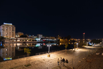 Guadalquivir Flussufer in Sevilla - Spanien, Andalusien bei Nacht an Weihnachten