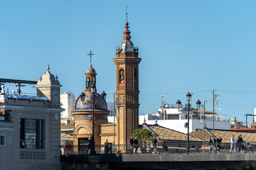 Die Kapelle Virgen del Carmen, La Capillita am Ende der Triana-Br&uuml;cke in Sevilla, Spanien