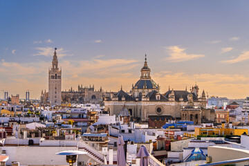 Fototapeta premium Über den Dächern von Sevilla / Kathedrale & La Giralda an der Plaza del Triunfo, Sevilla, Spanien / Catedral de Sevilla