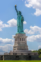 Fototapeta premium The statue of Liberty under a blue sky on a summr day