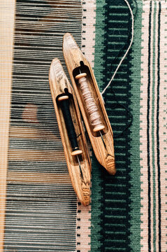 Weaving shuttle on the warp