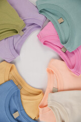 Foto de Camiseta Masculina, Feminina ou Unissex com Etiqueta – Detalhes em Algodão, Tecido Branco, Close-up e Design Minimalista para Moda, Sustentabilidade e Branding