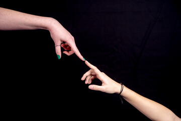 image romantique, deux mains qui se rejoignent par le bout du doigt © Esta Webster