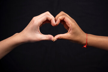 deux mains de couleurs différentes faisant un coeur © Esta Webster