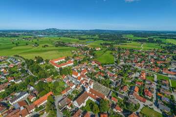 Blick auf Steingaden in der Region Pfaffenwinkel in Oberbayern aus der Luft