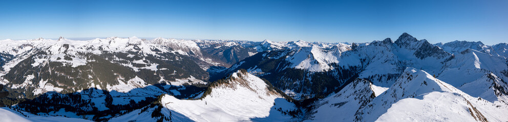 Fototapeta premium Winterpanorama von Glungern im Bregenzerwald bis zum Zitterklapfen/Hochschere