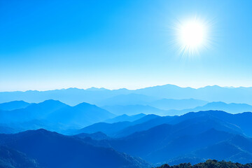 Obraz premium Sunlit Blue Mountain Range Panorama