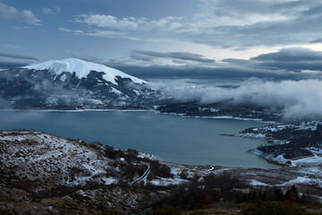 Blu Hour - Ora Blu Sulle rive del Lago di Campotosto in una serata invernale