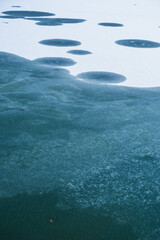 凍った水玉模様の湖面