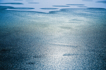 光射す凍った湖面　