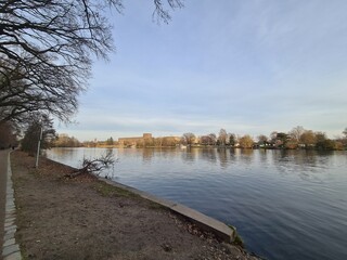 Blick auf die Spree (Fluss), am Plänterwald, in Berlin Treptow/Köpenick