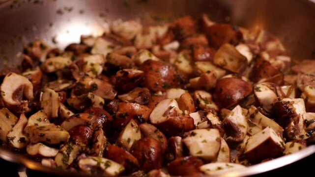 Cuisine traditionnelle fran&ccedil;aise, avec une po&ecirc;l&eacute;e de champignons aux herbes, fumant, fr&eacute;missant, &agrave; feu doux, dans une po&ecirc;le en acier inoxydable, repas de gastronomie fran&ccedil;aise !