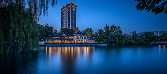 The lake in the park is located next to an ancient building, with high-rise buildings visible on both sides of it.
