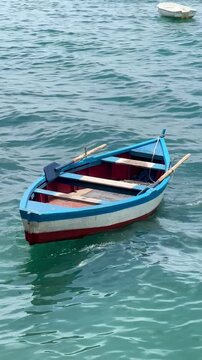 Barco a deriva na praia de Salvador - Bahia