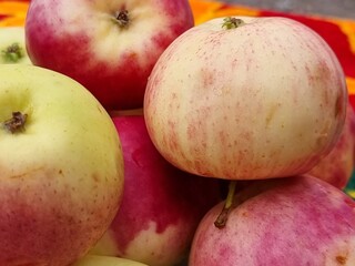 fresh apples in the bowl
