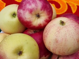 fresh apples in a bowl
