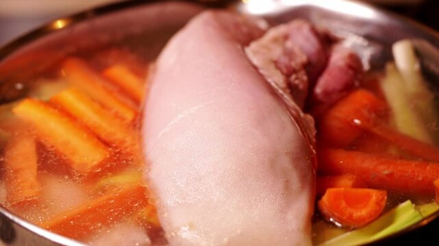 Cuisine traditionnelle fran&ccedil;aise, avec un pot au feu avec une magnifique de veau, en d&eacute;but de cuisson, avec les l&eacute;gumes pour une recette gourmande d'hiver