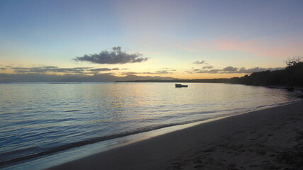 Le soleil se couche  sur la mer