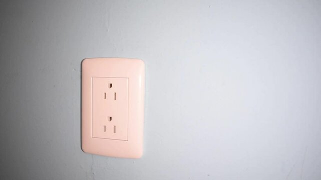 Toma corriente de pared color blanco