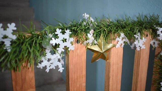 decoraci&oacute;n navide&ntilde;a en una reja de madera dentro de una casa