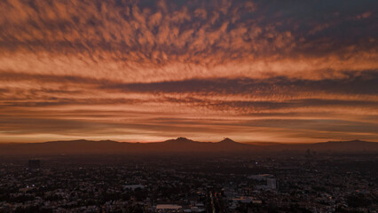 amanecer de fuego con volcanes