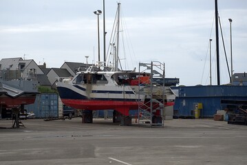 Bateau en réparation.