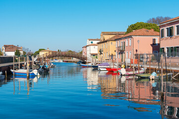 Obraz premium Canal with a wooden bridge and colorful houses in Mazzorbo