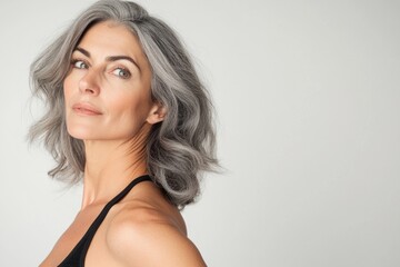 Naklejka premium A woman with gray hair wearing a black tank top