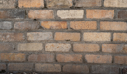 Pared Envejecida de Ladrillos Rectangulares con Textura Natural y Cemento Gris R&uacute;stico, Ideal como Fondo Texturizado para Dise&ntilde;os Gr&aacute;ficos