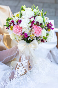 bridal bouquet and ring / ramo de la novia el d&iacute;a de la boda