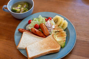 トーストとバランスの良い食事