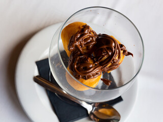 Profitroles de nata con chocolate caliente, cream profiteroles with hot chocolate