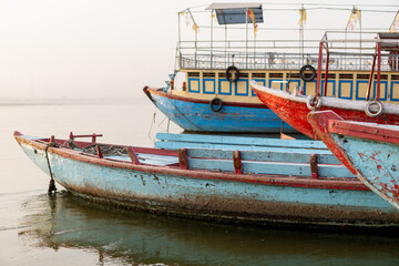 Obraz premium Old wooden boats on the Ganges river in Varanasi, India