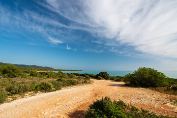 Blick auf die Playa de la Basseta im Naturpark Serra d'Irta an der Camí de Ribamar zwischen Alcossebre und Penìscola, Provinz Castellón, Autonome Gemeinschaft Valencia, Spanien