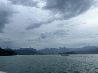 barco no mar com tempestade aproximando