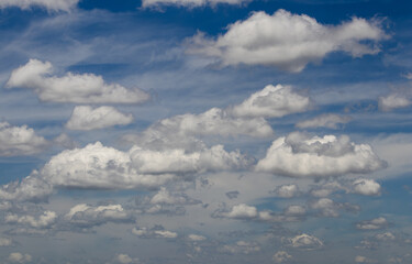 Céu azul em perspectiva com diversas nuvens de bases mais escuras e topos brancos e irregulares  number 3