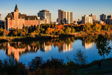 Fototapeta premium A city with a river running through it and a large building in the background