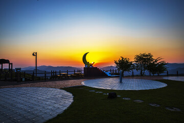 일몰,조형물,초승달,가로수,광장,난간,능선,타임캡슐공원,조동리,정선군,강원도 © JinChang