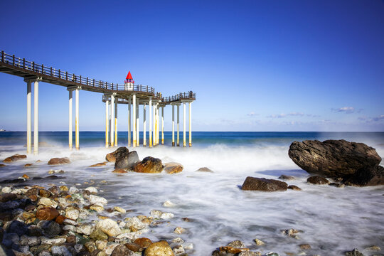 물보라,바다,갯바위,기둥,교각,난간,이가리닺전망대,이가리,경주시,경북