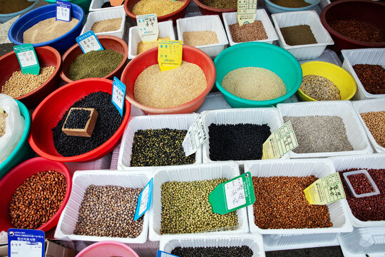 잡곡,곡식,콩,녹두,율무,보리,포대,진열,바닥,판매,재래시장,한국