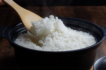 炊き立てのご飯をしゃもじで持ち上げる様子