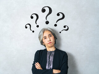 疑問、不満、考える、シニア、女性、日本人、不安、心配、問題、はてな、クエスチョンマーク、トラブル、経営、社長、経営者、高齢者、お年寄り、老人、老後、年配、悩む、悩み、困る、課題、憂鬱、憂うつ、ストレス、誤解、フェイクニュース、がっかり、残念、イライラ、老化、加齢、メンタルヘルス、更年期障害、抗老化医学、健康寿命、エピジェネティック時計、ビジネス、スーツ、キャリアウーマン、広告、コピースペース、表情