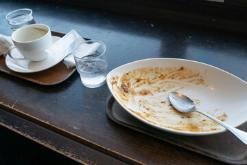 食べ終わったカレーライスとコーヒーの食器。