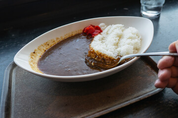 日本のルーカレーライス。野菜の漬物