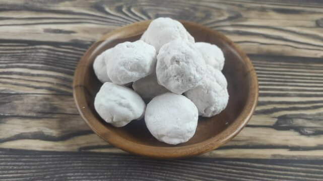 Ganyong flour is flour made from ganyong tubers or Canna edulis or Canna or Queensland arrow root or indian shot. Ganyong flour has many benefits and high nutritional value.