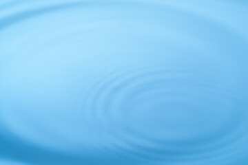 美しい水面の波紋
