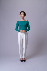 私服のショートヘアの日本人女性・縦