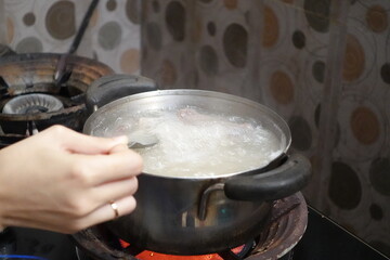 The process of cooking meat soup with various spices and vegetables