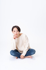 白背景のショートヘアーの女性・縦